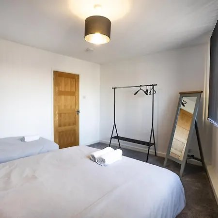Hanham Rd Location Long Sleeps 9 By Shortstayuk *