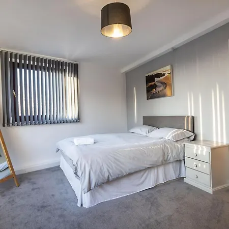 Hanham Rd Location Long Sleeps 9 By Shortstayuk *
