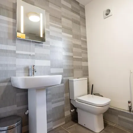 Hanham Rd Location Long Sleeps 9 By Shortstayuk Apartment