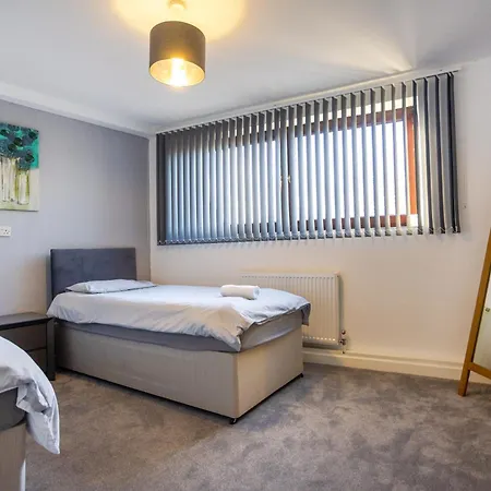 Hanham Rd Location Long Sleeps 9 By Shortstayuk